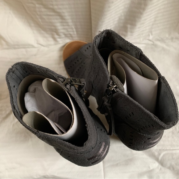 TOMS Majorca Suede Peep Toe Chunky Heel Booties
Forged Iron Grey US 8 - Picture 9 of 12